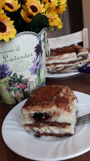 Бисквитена торта с домашен крем и сладко