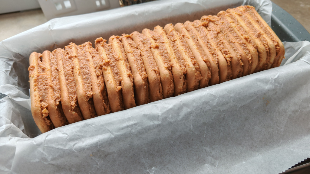 Бисквитено руло с мармалад и орехи-Стъпка-8427